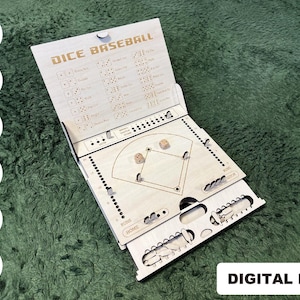 Op de afbeelding: Een houten dobbelsteen-honkbalspel met een scorekaart, een honkbalveld en dobbelstenenhouders. Het spel is open en klaar om te spelen.