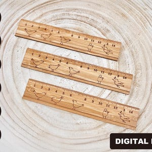 Puede incluir: Tres reglas de madera con un diseño de pájaro y marcas numeradas. Las reglas miden 35,5 cm de largo y presentan un diseño de pájaro diferente en cada regla.