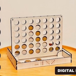 以下が含まれることがあります： 薄い茶色の仕上げの木製の4目並べゲーム。ゲームボードは7x6のグリッドに配置された42個の穴があります。ゲームは木製のテーブルに設置されています。