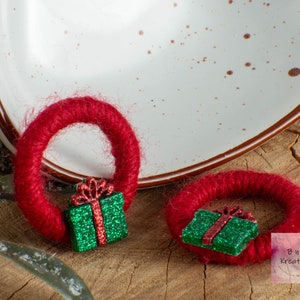 Miniature Wreath in Red with Glitter Present for 1:12 Scale Dollhouse Miniature