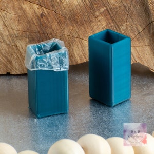 Papelera cuadrada en miniatura impresa en 3D en azul verdoso para casa de muñecas en miniatura a escala 1:12