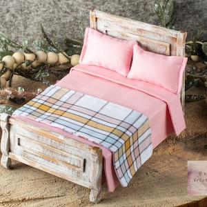 Juego de cama en miniatura en rosa pastel básico con cuadros escoceses para casa de muñecas en miniatura a escala 1:12