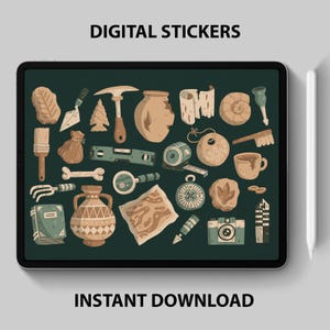 Könnte beinhalten: Ein digitales Sticker-Blatt mit einer Auswahl an Illustrationen zum Thema Archäologie und Erkundung. Die Sticker zeigen einen Kompass, eine Karte, eine Lupe, einen Dinosaurierknochen, einen Pinsel, eine Wasserwaage, eine Topfpflanze, eine Vase, eine Kamera, ein Fossil, eine Schriftrolle, eine Muschel, eine Tasse Kaffee, eine Bürste, eine Spitzhacke, eine Tasche, ein Blatt und ein Stück Pergament. Die Sticker sind in verschiedenen Farben gehalten, darunter Braun, Grün, Blau und Rot.