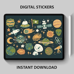 Könnte beinhalten: Ein digitaler Stickerbogen mit Weltraumthema. Die Sticker zeigen Planeten, Sterne, Raketen, Außerirdische und andere Weltraummotive. Die Sticker sind in verschiedenen Farben gehalten, darunter Grün, Blau, Gelb und Orange. Die Sticker sind perfekt, um Ihrem Planer, Laptop oder Ihrer Wasserflasche einen Hauch von Verspieltheit zu verleihen.