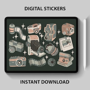 Könnte beinhalten: Ein Set digitaler Sticker mit verschiedenen Vintage-Kameras, Filmrollen und anderen Illustrationen zum Thema Fotografie. Die Sticker sind in Braun-, Grün- und Weißtönen auf einem dunkelgrünen Hintergrund. Der Text "DIGITAL STICKERS" befindet sich oben im Bild und "INSTANT DOWNLOAD" unten.