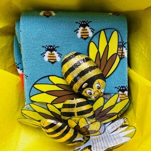 Gift box with 1 pair Ladies bamboo bee socks with chocolate bees, bn, gift, present, birthday image 2