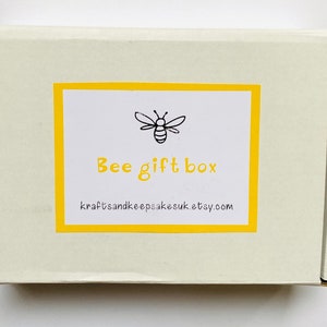 Gift box with 1 pair Ladies bamboo bee socks with chocolate bees, bn, gift, present, birthday image 4