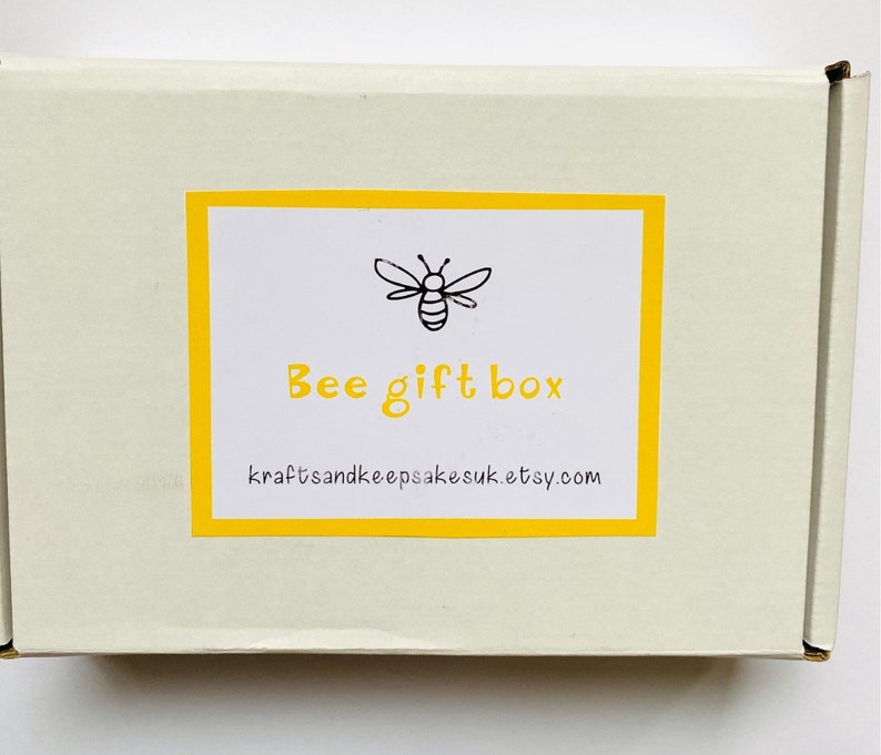 Gift box with 1 pair Ladies bamboo bee socks with chocolate bees, bn, gift, present, birthday image 4