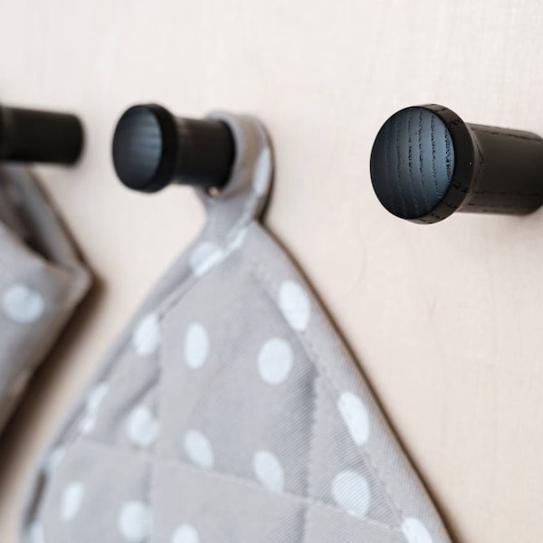 Ganci da parete in legno nero fatti a mano, appendiabiti, gancio in legno / piccolo gancio da parete / gancio minimale / gruccia in legno per ingresso / set di ganci
