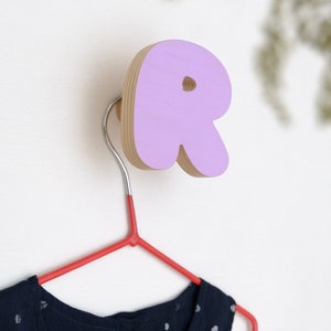 Ganchos de madera con la letra R para pared: ganchos de pared para niños con el alfabeto ABC, gancho de madera para habitación con nombre de niños, percha personalizada para niños, regalo para el día de la madre