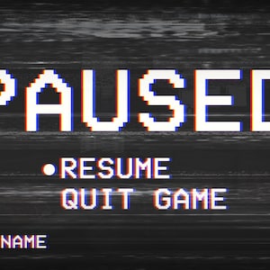 Puede incluir: Una pantalla de pausa de un videojuego de estilo retro con la palabra "PAUSED" en letras blancas pixeladas sobre un fondo negro con un efecto de glitch. Las opciones "RESUME" y "QUIT GAME" se muestran debajo en letras blancas pixeladas. El texto "TWITCH NAME" se muestra en la parte inferior de la pantalla.