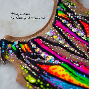 Pu&ograve; includere: Un body nero e arcobaleno con un design a stampa zebrata. Il body &egrave; decorato con strass e ha una scollatura rotonda. Il body &egrave; realizzato in un tessuto elastico e confortevole. @leo_leotard by Nataly Brazhevksa