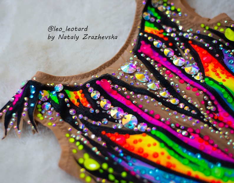 Pu&ograve; includere: Un body nero e arcobaleno con un design a stampa zebrata. Il body &egrave; decorato con strass e ha una scollatura rotonda. Il body &egrave; realizzato in un tessuto elastico e confortevole. @leo_leotard by Nataly Brazhevksa