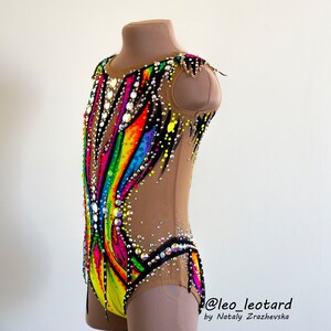 Pu&ograve; includere: Un body marrone con un design arcobaleno e strass neri e argentati. Il body ha una scollatura rotonda ed &egrave; senza maniche. Il body &egrave; decorato con un design arcobaleno e strass neri e argentati. Il body &egrave; realizzato in un tessuto trasparente. Il body &egrave; adatto per ginnastica o danza. @leo_leotard by Nataly  Zrazhevska