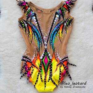 Pu&ograve; includere: Un body giallo, nero e arcobaleno con strass. Il body &egrave; senza maniche e ha un'alta scollatura. Il body &egrave; decorato con un motivo a fiamma colorato. Il body &egrave; realizzato in un tessuto trasparente. Il body &egrave; adatto per ginnastica o danza. @leo_leotard by Nataly  Zrazhevksa