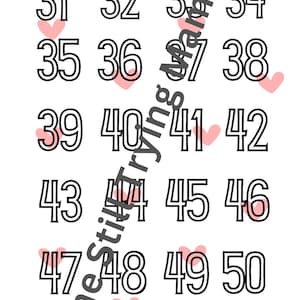 Op de afbeelding: Een witte achtergrond met zwarte nummers 27 tot en met 52 in een rasterpatroon. Roze harten zijn verspreid rond de nummers.