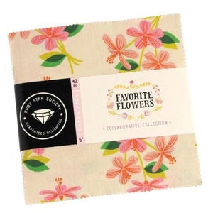 Peut inclure: Un paquet de 42 carrés de tissu de 12,7 cm de côté avec un imprimé floral rose et vert. Les carrés de tissu font partie de la collection collaborative "Favorite Flowers" de Ruby Star Society.