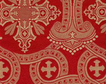 Könnte beinhalten: Nahaufnahme eines roten Stoffes mit einem verzierten Goldmuster. Das Design zeigt Kreuze, florale Motive und geometrische Formen. Der Stoff hat ein strukturiertes Aussehen, wobei die Goldelemente vor dem roten Hintergrund hervorstechen.
