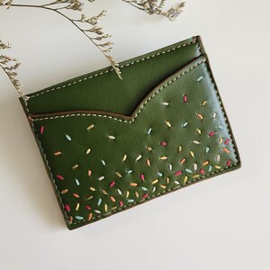 Porte-cartes de visite en cuir brodé, porte-cartes monogramme, portefeuille en cuir végétalien, cuir de cactus, cadeaux durables