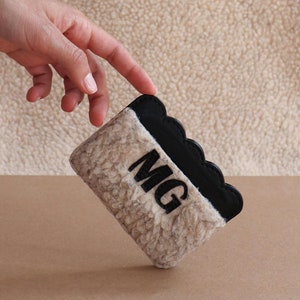 Cartera de piel vegana y sherpa personalizada, borde festoneado, billetera con monograma esponjoso, tarjetero con inicial personalizado, regalo de Navidad para ella