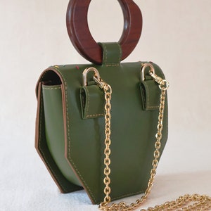 Detachable crossbody chain