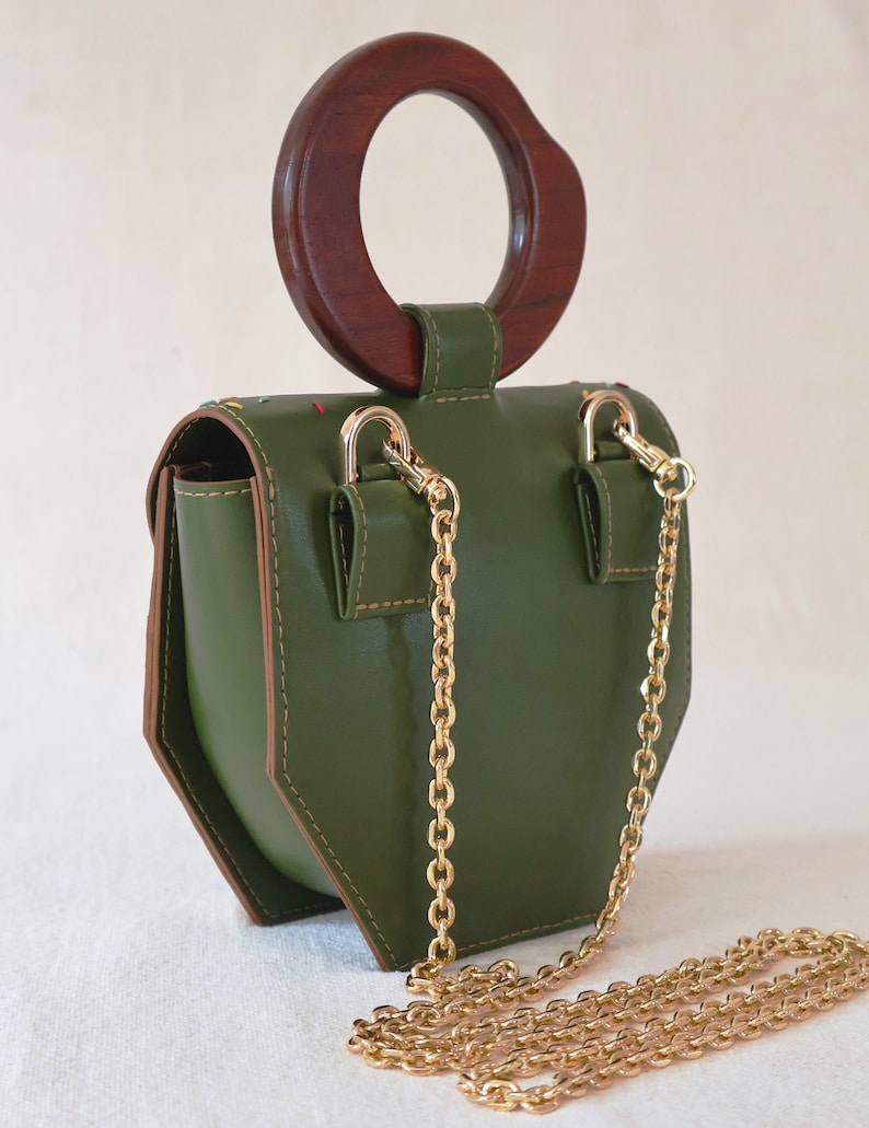 Detachable crossbody chain