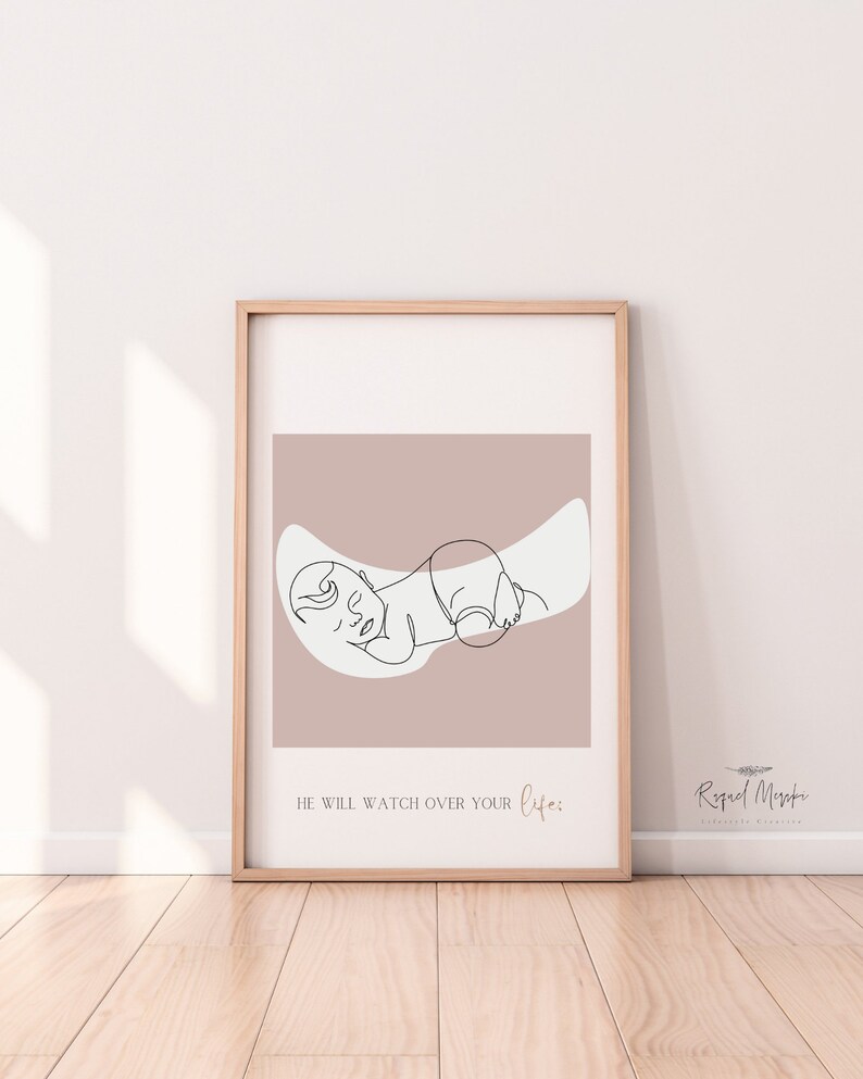 Puede incluir: Una impresi&oacute;n de arte imprimible con un dibujo lineal de un beb&eacute; durmiendo sobre un fondo rosa claro. El texto "&Eacute;l velar&aacute; por tu vida." est&aacute; debajo del dibujo.