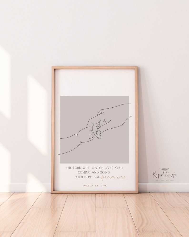 Puede incluir: Una impresi&oacute;n de arte imprimible con un dibujo lineal de dos manos que se sostienen. El fondo es de color gris claro. El texto dice "El Se&ntilde;or velar&aacute; por tu entrada y tu salida, ahora y para siempre. Salmo 121:7-8".