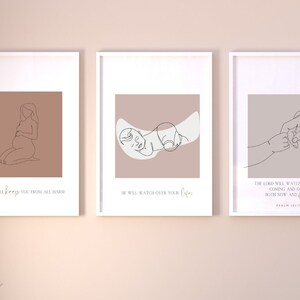 Puede incluir: Tres impresiones minimalistas de arte lineal con fondos beige. La primera impresi&oacute;n presenta a una mujer embarazada arrodillada con el texto "El Se&ntilde;or te guardar&aacute; de todo mal". La segunda impresi&oacute;n presenta a un beb&eacute; durmiendo con el texto "&Eacute;l velar&aacute; por tu vida". La tercera impresi&oacute;n presenta una mano sosteniendo la mano de un beb&eacute; con el texto "El Se&ntilde;or velar&aacute; por tu entrada y tu salida, ahora y por siempre. Salmo 139:1-4".