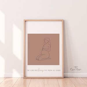 Puede incluir: Una impresi&oacute;n minimalista de arte de l&iacute;nea marr&oacute;n de una mujer embarazada arrodillada con las manos en el vientre. El texto "The Lord will keep you from all harm" est&aacute; debajo de la imagen.