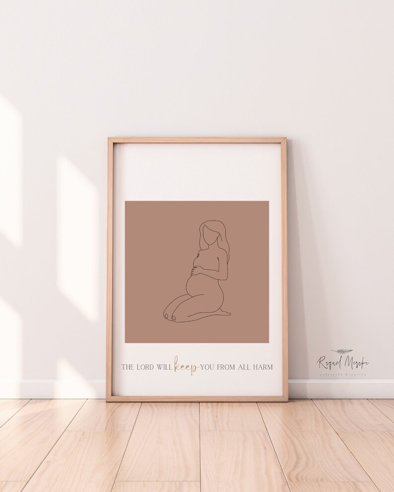 Puede incluir: Una impresi&oacute;n minimalista de arte de l&iacute;nea marr&oacute;n de una mujer embarazada arrodillada con las manos en el vientre. El texto "The Lord will keep you from all harm" est&aacute; debajo de la imagen.