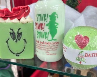 Coffret cadeau Grinch. Comprend un savon, une lotion et une bombe de bain.