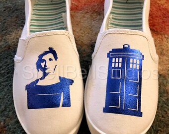 Doctor Who, 13th Doctor & TARDIS Calcomanías de vinilo azul metálico en zapatos blancos