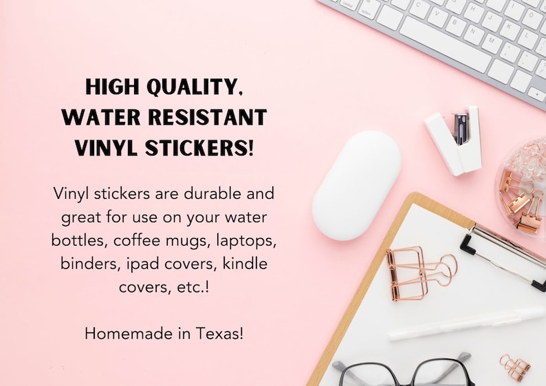 Puede incluir: Un fondo rosa con un rat&oacute;n de ordenador blanco, un teclado plateado, una grapadora, un portapapeles con un bol&iacute;grafo y clips, y unas gafas. El texto "HIGH QUALITY. WATER RESISTANT VINYL STICKERS!" est&aacute; escrito en negro. El texto "Vinyl stickers are durable and great for use on your water bottles, coffee mugs, laptops, binders, ipad covers, kindle covers, etc.!" est&aacute; escrito en negro. El texto "Homemade in Texas!" est&aacute; escrito en negro.