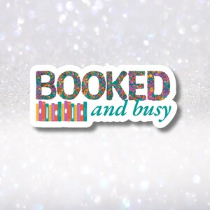 Booked and Busy Kindle Charm Aufkleber - Rosa und Blau Blumiges Geschenk für Kindle Liebhaber - BookTok Aufkleber - Bücherliebendes Geschenk für Leseratten