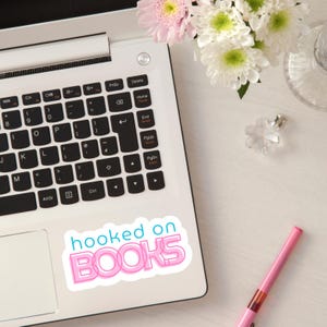 Hooked on Bücher Niedliche Neon Kindle Charm Aufkleber - Rosa und Blau Buchliebhaber Geschenke - BookTok Aufkleber - Bücherwurm Dekor Geschenk für Leser