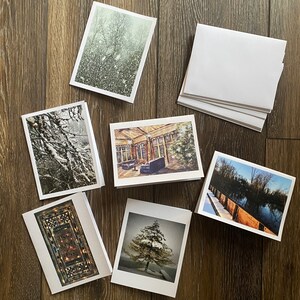 Winter-/vakantiekaarten: diverse sixpack, bomen, bessen, sneeuw, winterhut, brug en rivier, middeleeuws glas in lood.