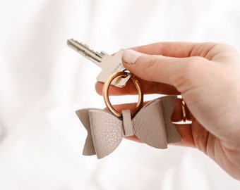 Schlüsselanhänger Leder Schleife | Geschenk für Frauen zum Geburtstag, Muttertag, Valentinstag, Glücksbringe | schwarz, beige, taupe |
