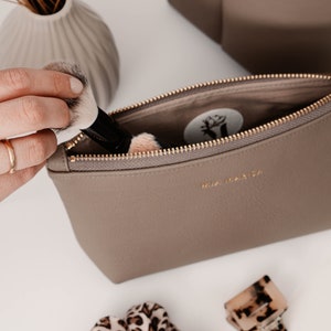 Große oder kleine Kosmetiktasche für Damen | Personalisierbar | Bügel-Kulturbeutel mit Fächern | veganes Leder | Taupe | Schminktäschchen