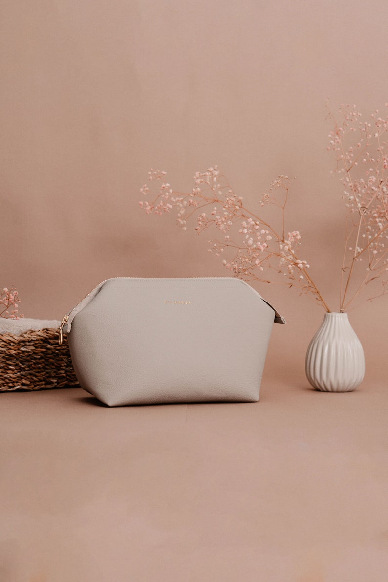 Große oder kleine Kosmetiktasche für Damen Personalisierbar Bügel-Kulturbeutel mit Fächern veganes Leder Beige Schminktäschchen Bild 7