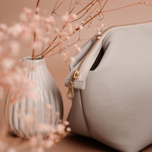 Große oder kleine Kosmetiktasche für Damen Personalisierbar Bügel-Kulturbeutel mit Fächern veganes Leder Beige Schminktäschchen Bild 2