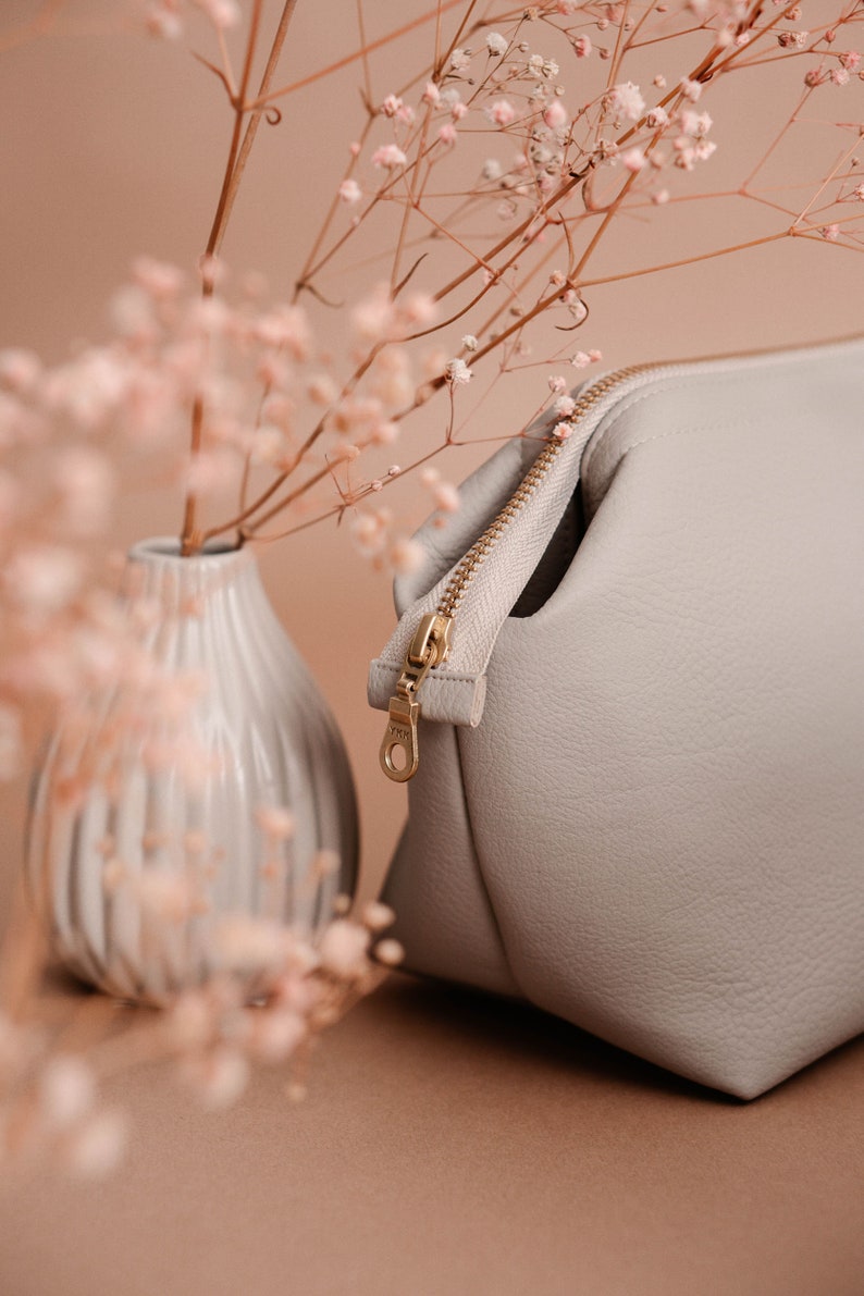 Große oder kleine Kosmetiktasche für Damen Personalisierbar Bügel-Kulturbeutel mit Fächern veganes Leder Beige Schminktäschchen Bild 2