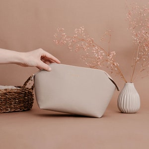 Große oder kleine Kosmetiktasche für Damen Personalisierbar Bügel-Kulturbeutel mit Fächern veganes Leder Beige Schminktäschchen Medium