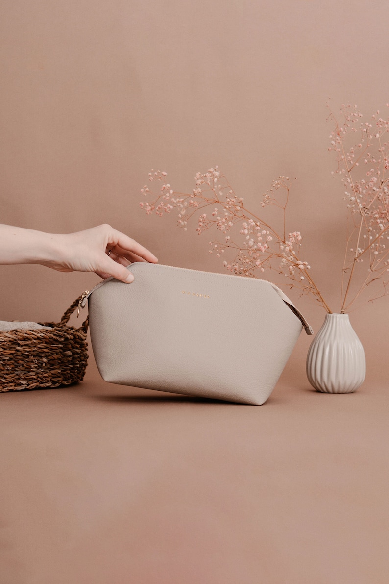 Große oder kleine Kosmetiktasche für Damen Personalisierbar Bügel-Kulturbeutel mit Fächern veganes Leder Beige Schminktäschchen Bild 6