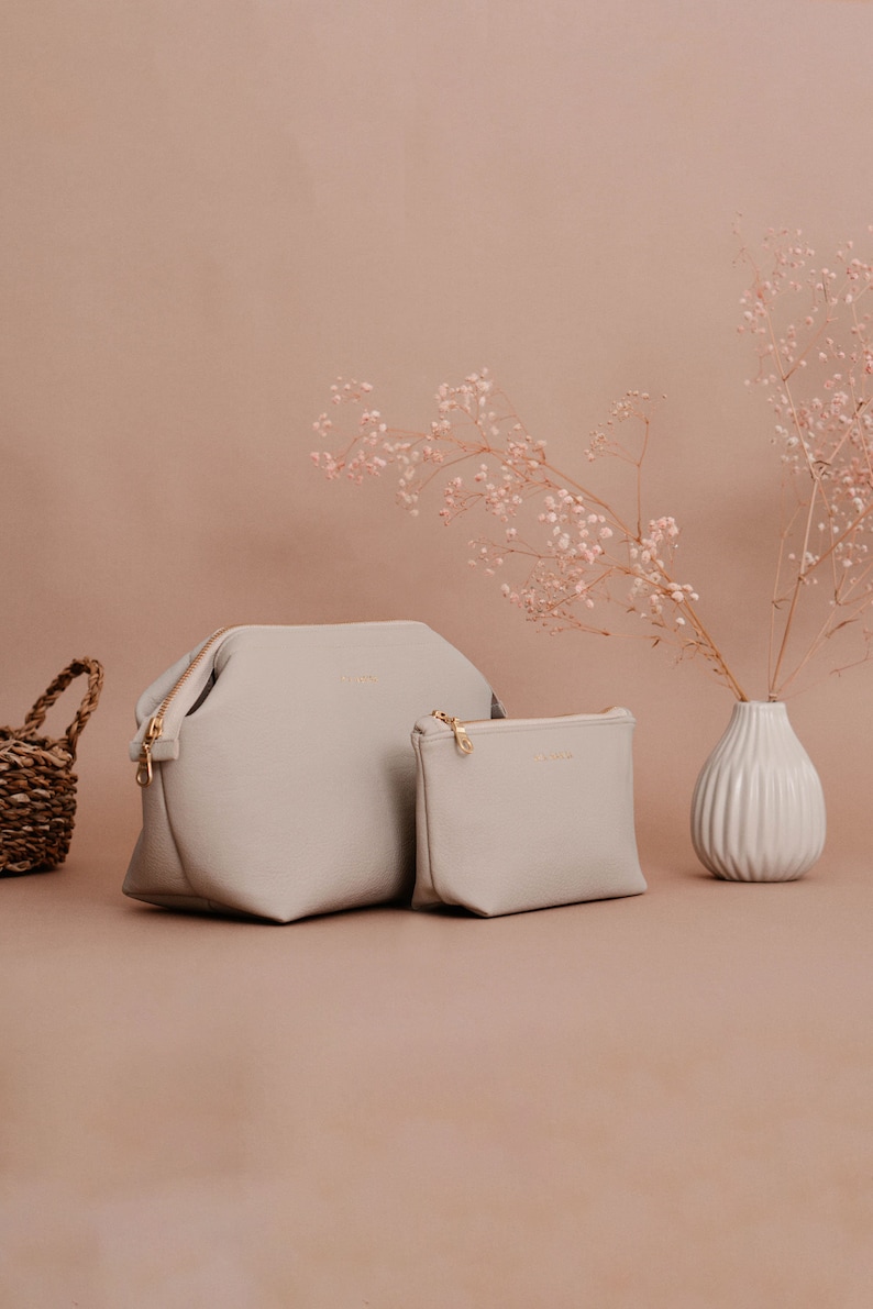 Große oder kleine Kosmetiktasche für Damen Personalisierbar Bügel-Kulturbeutel mit Fächern veganes Leder Beige Schminktäschchen Bild 1