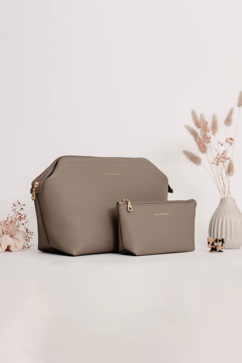 Große oder kleine Kosmetiktasche für Damen Personalisierbar Bügel-Kulturbeutel mit Fächern veganes Leder Taupe Schminktäschchen Bild 2