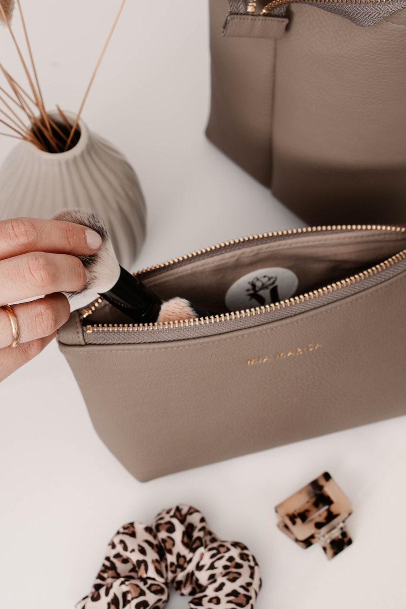 Große oder kleine Kosmetiktasche für Damen Personalisierbar Bügel-Kulturbeutel mit Fächern veganes Leder Taupe Schminktäschchen Bild 1