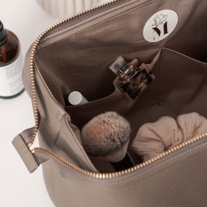 Große oder kleine Kosmetiktasche für Damen Personalisierbar Bügel-Kulturbeutel mit Fächern veganes Leder Taupe Schminktäschchen Bild 7