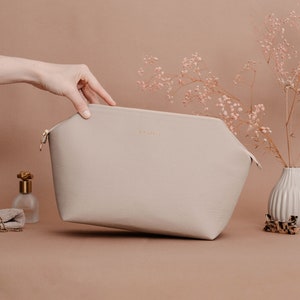 Große oder kleine Kosmetiktasche für Damen Personalisierbar Bügel-Kulturbeutel mit Fächern veganes Leder Beige Schminktäschchen Bild 3