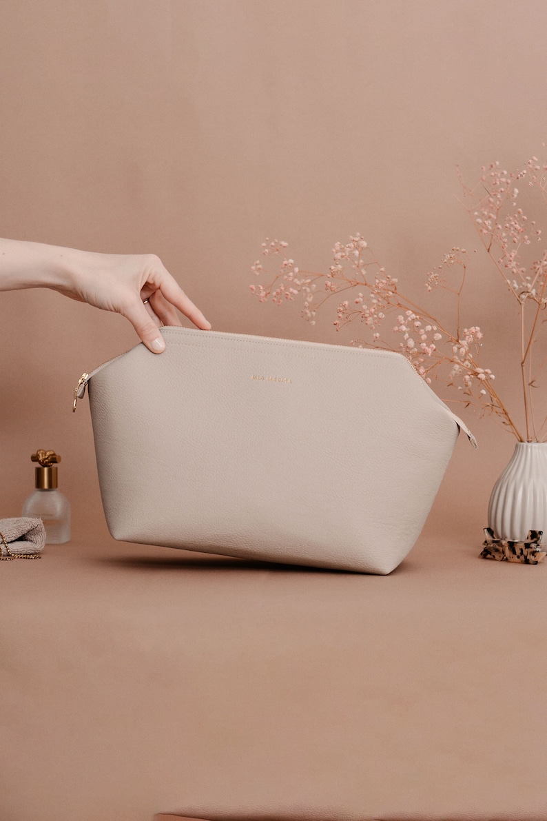 Große oder kleine Kosmetiktasche für Damen Personalisierbar Bügel-Kulturbeutel mit Fächern veganes Leder Beige Schminktäschchen Large